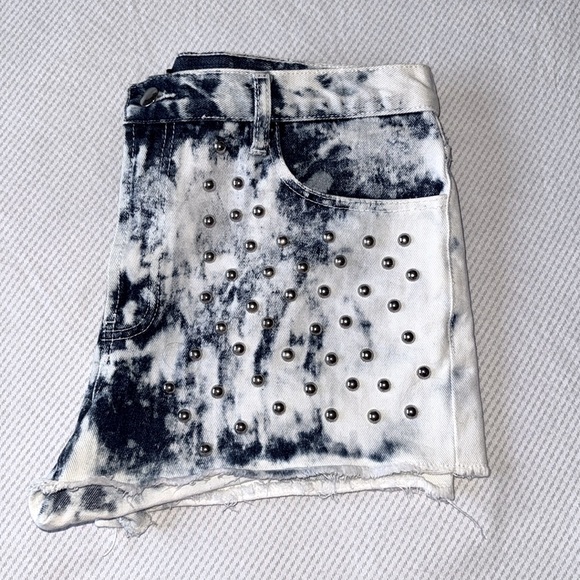 SALE❣️ VINTAGE CUTOFF JEAN SHORTS ACID WASH STUDDED | CUTOFF JEAN SHORTS - Picture 2 of 5